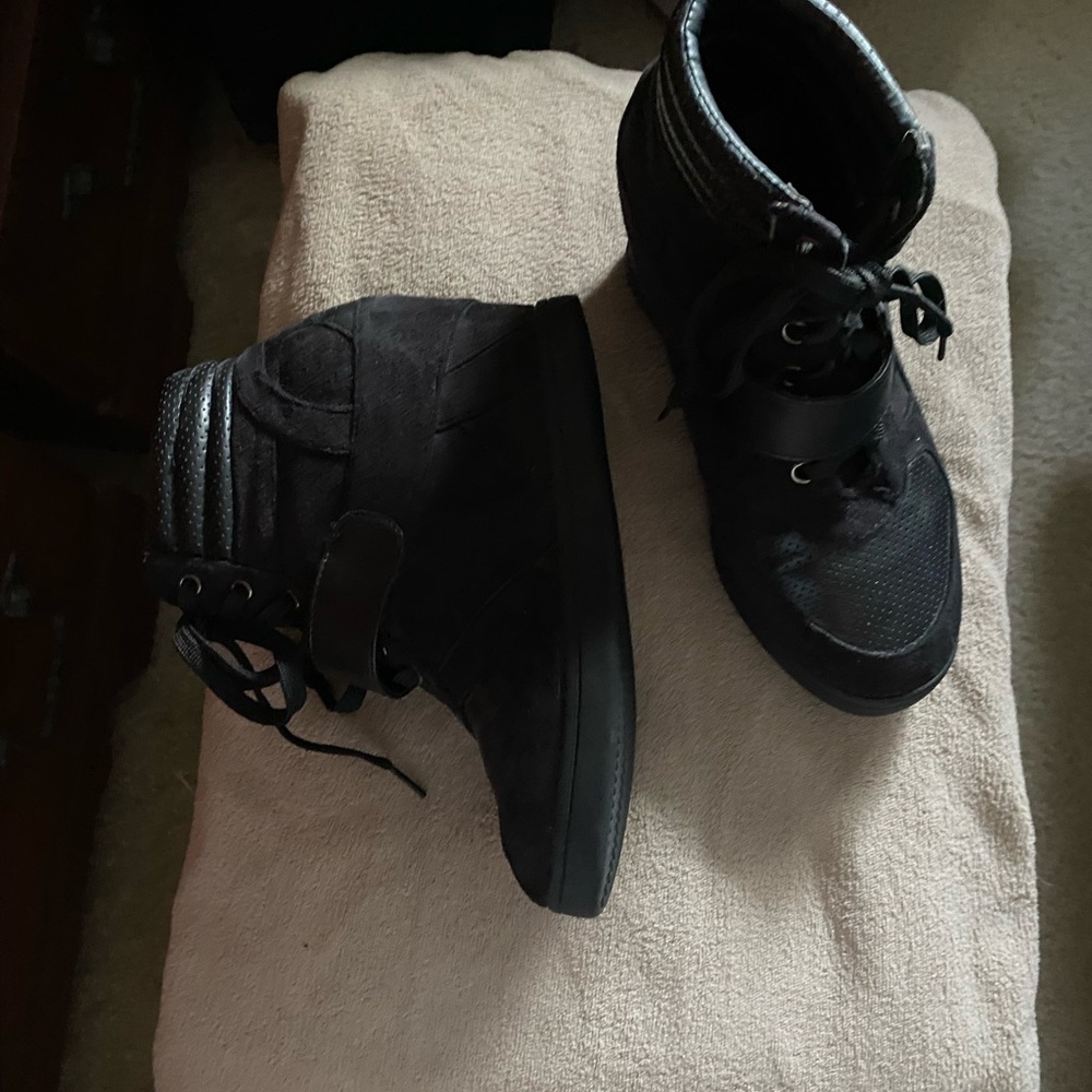 Comfy tie boot wedge